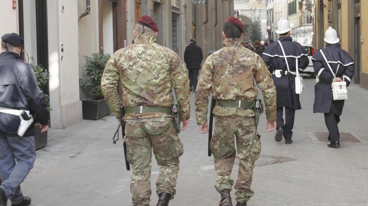 Militari nel centro storico di Prato