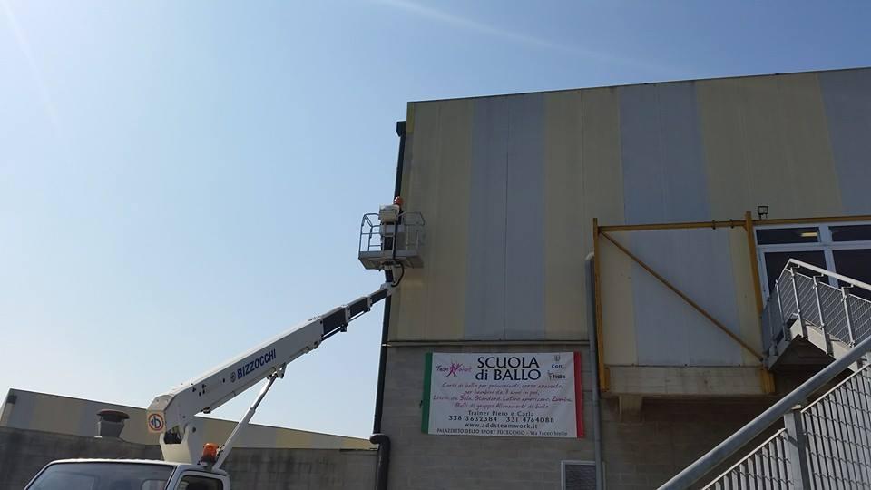 I lavori di ripristino dei pannelli al palazzetto dello sport di Fucecchio