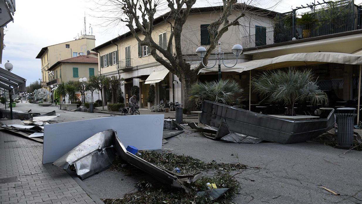 Una delle vie dello shopping di Forte dei Marmi devastata dal maltempo (foto Paglianti)
