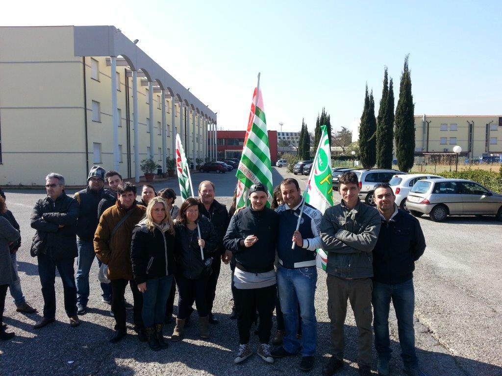 Il presidio dei lavoratori davanti all'Hotel Granduca