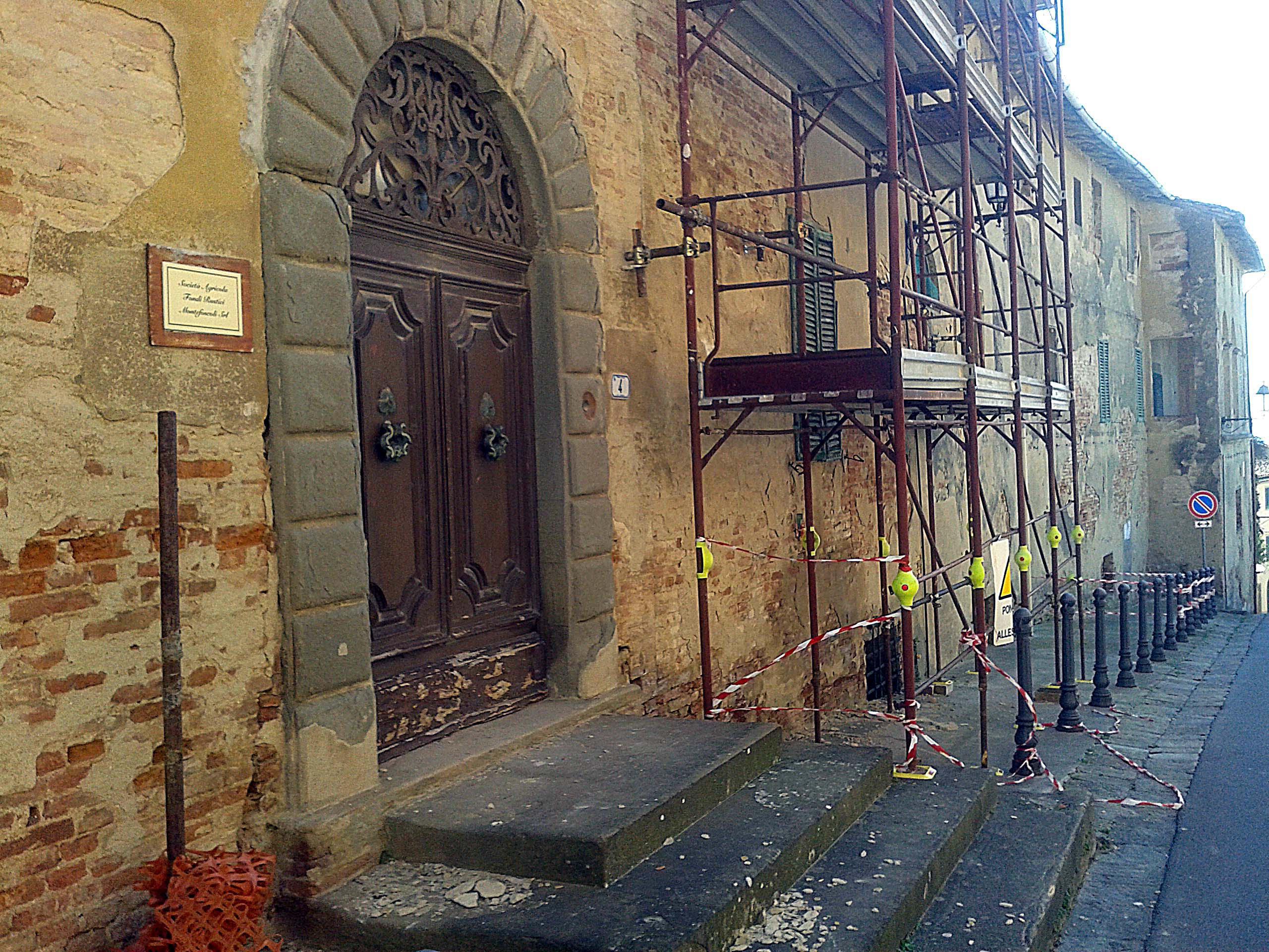 Lo stato di degrado in cui versa la fattoria Gaslini di Montefoscoli