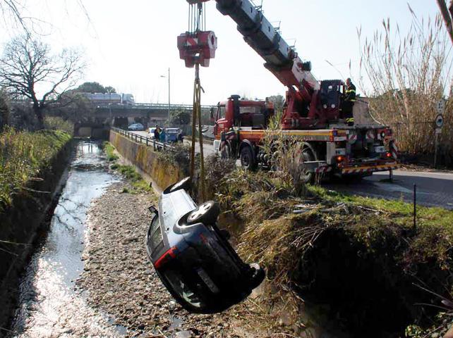 Auto giù nel torrente, illeso quarantenne
