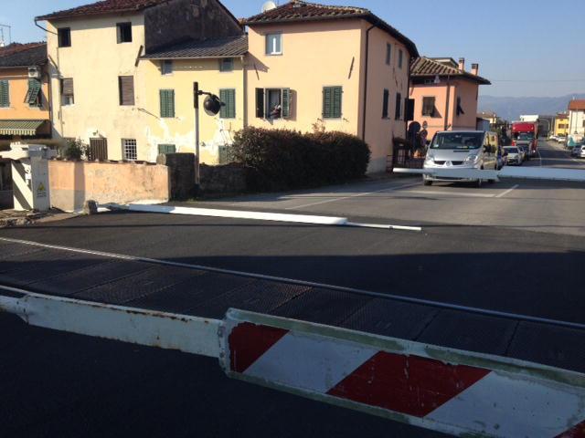 La barriera abbattuta dalla Golf del passaggio a livello di S. Margherita  