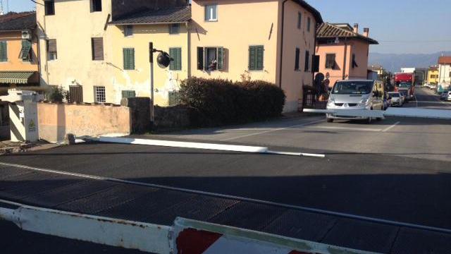La barriera abbattuta dalla Golf del passaggio a livello di S. Margherita