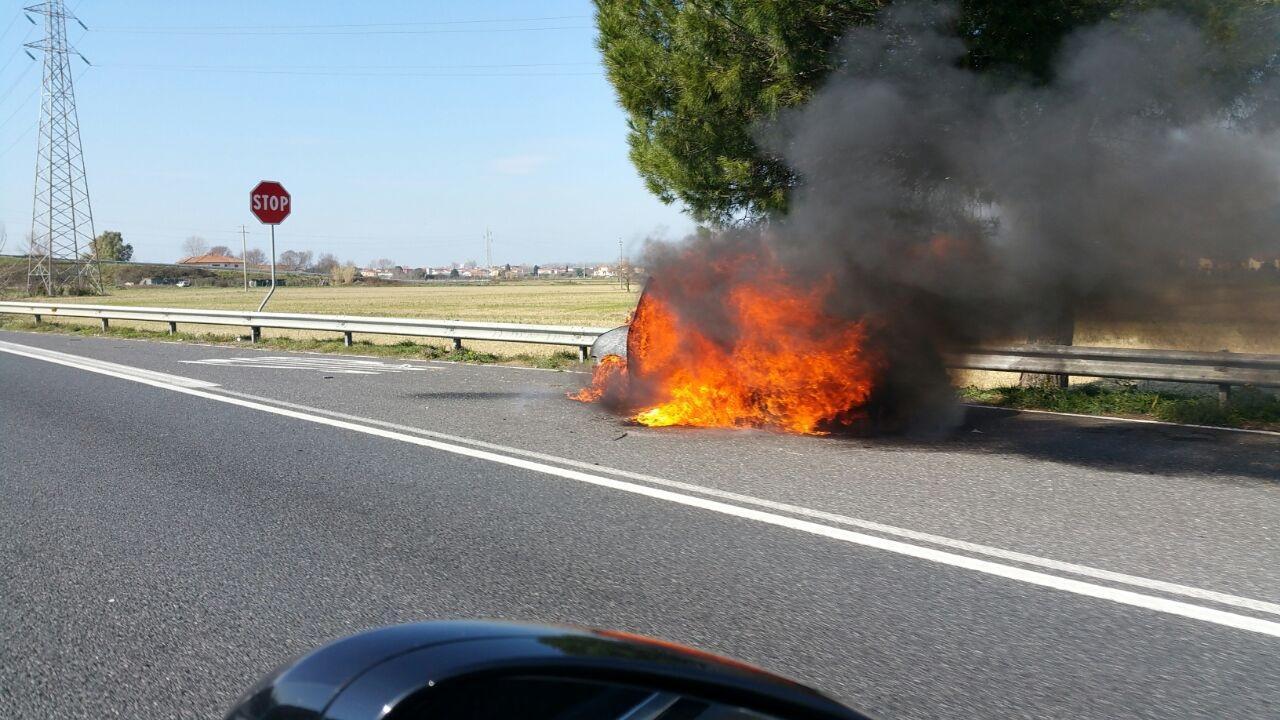 L'auto in fiamme sulla superstrada Fi-Pi-Li