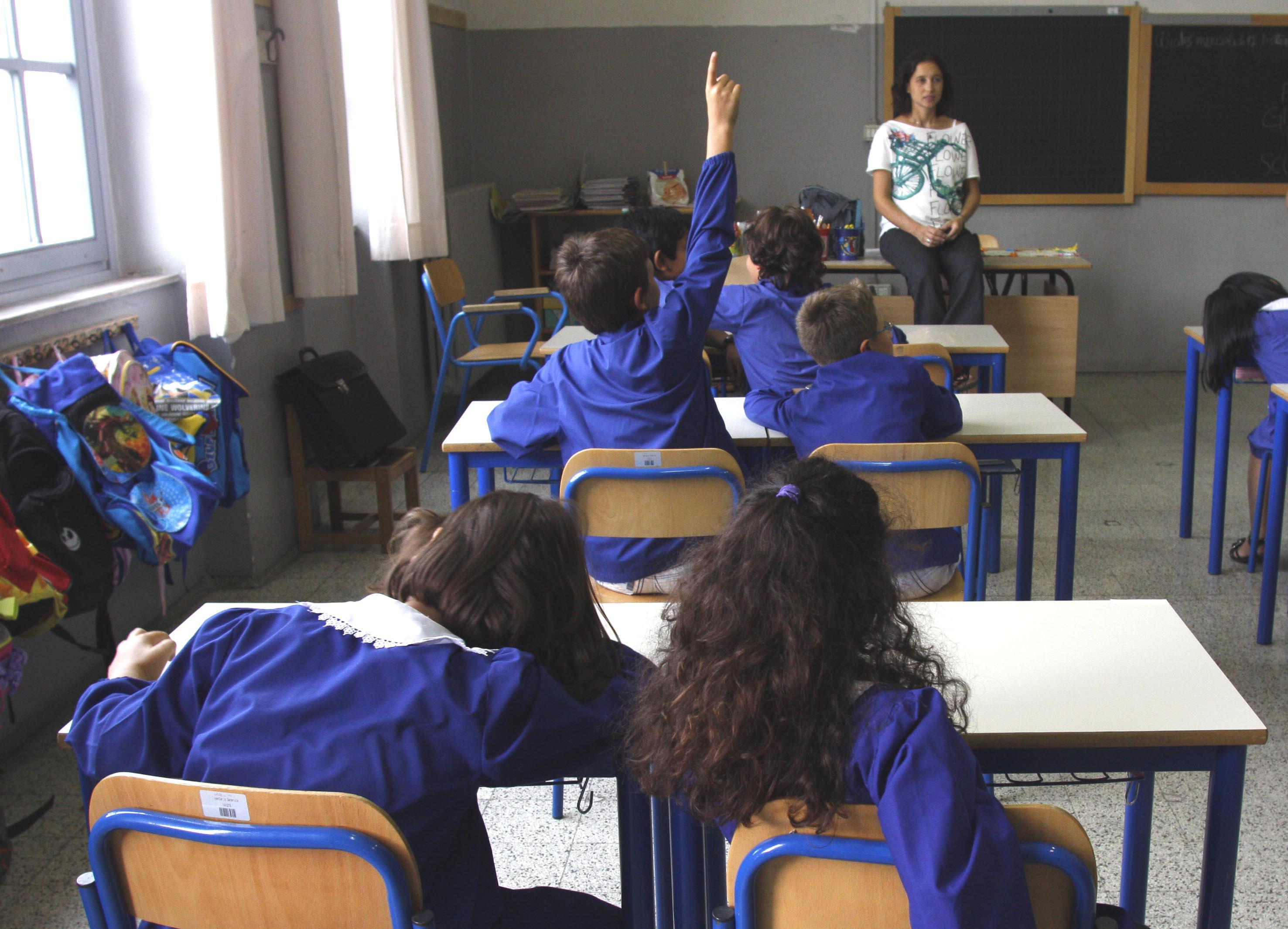 Bambini a lezione in una scuola (foto d’archivio)