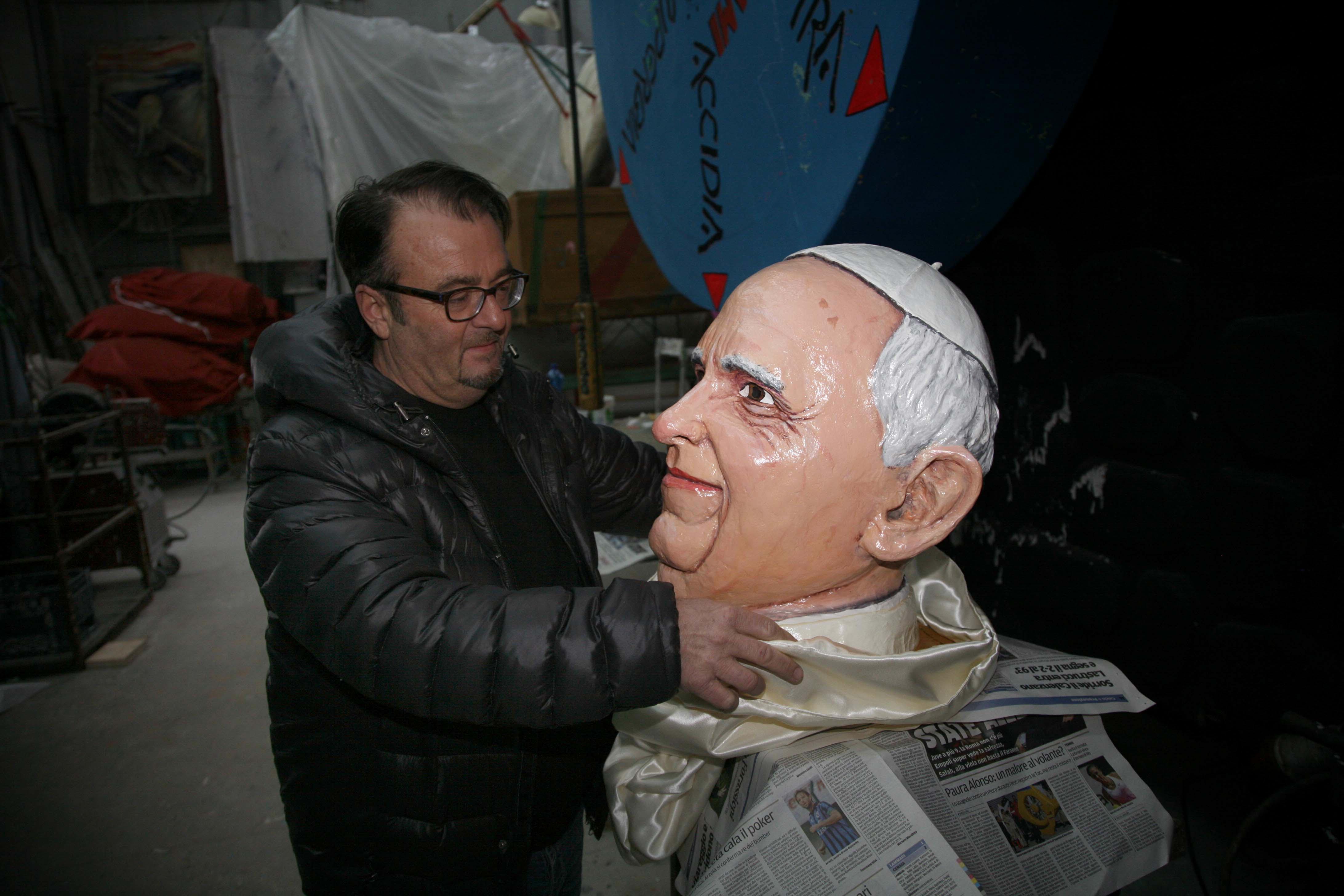 Il carrista Emilio Cinquini con il ritratto in cartapesta di papa Francesco