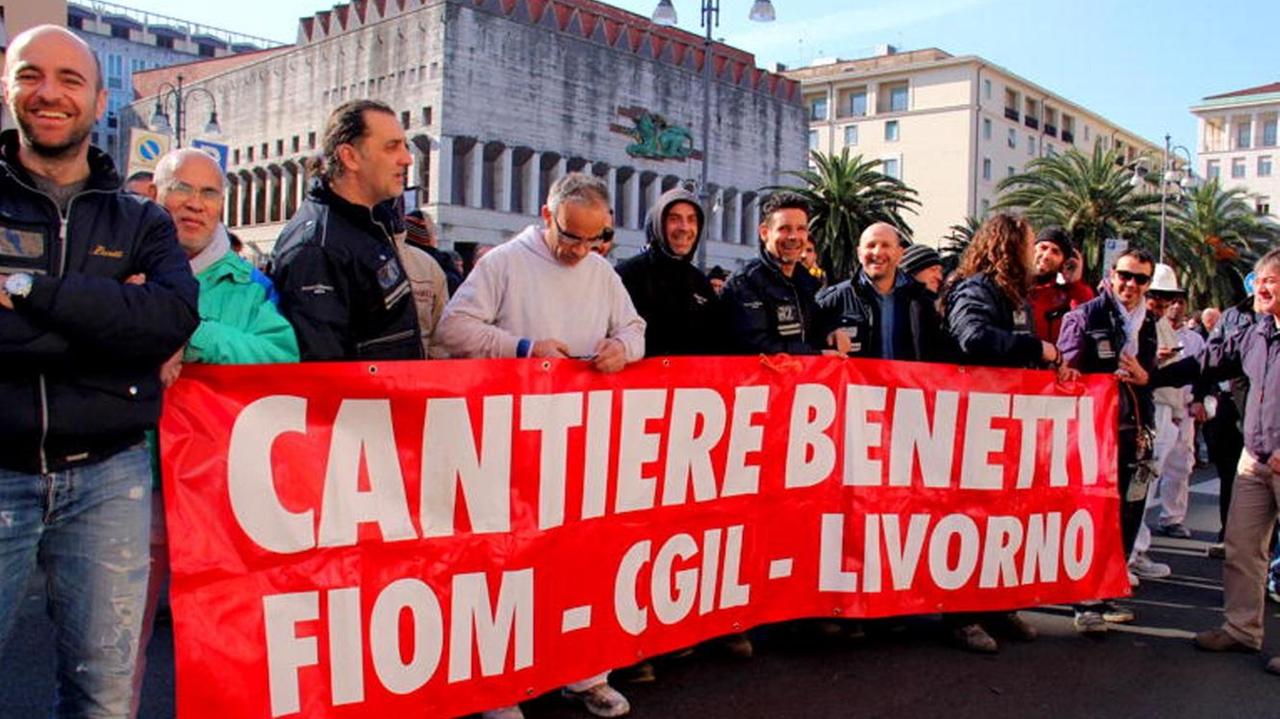 Un gruppo di lavoratori del cantiere Benetti protesta davanti al Comune (Marzi Pentafoto)