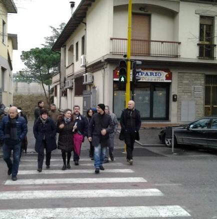 Semaforo in via Firenze allargato il marciapiede 