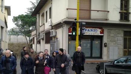 Semaforo in via Firenze allargato il marciapiede