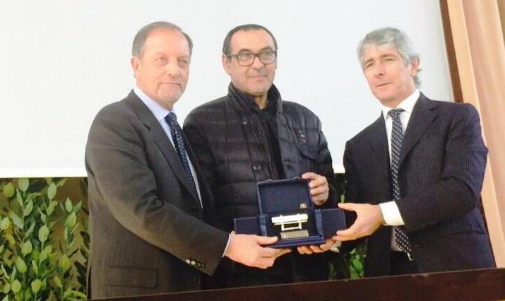 Applausi a Sarri, la sua panchina è... d’argento