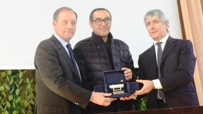 Applausi a Sarri, la sua panchina è... d’argento