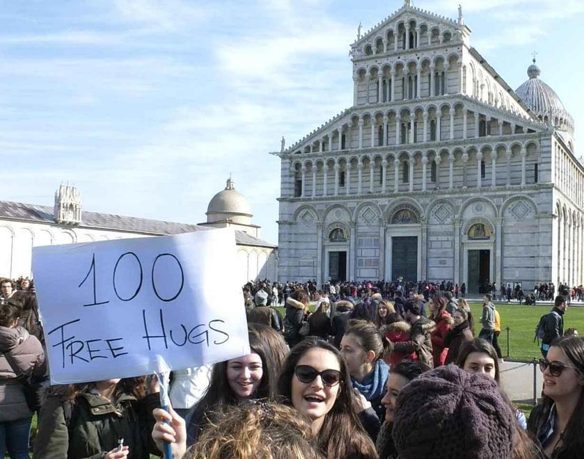 Maturità, rito sotto la Torre sul prato restano le bottiglie 