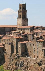 Borgo dei borghi Il tifo per Pitigliano passa per la satira 