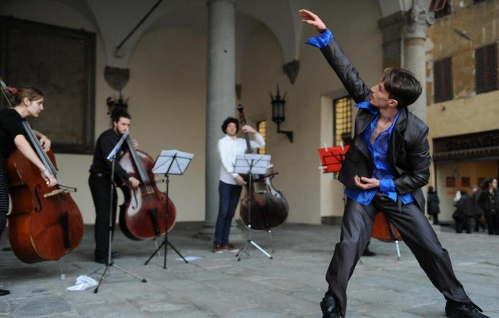 Le vetrine dei negozi nel segno della danza 