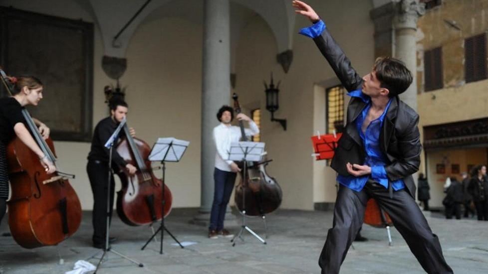Le vetrine dei negozi nel segno della danza