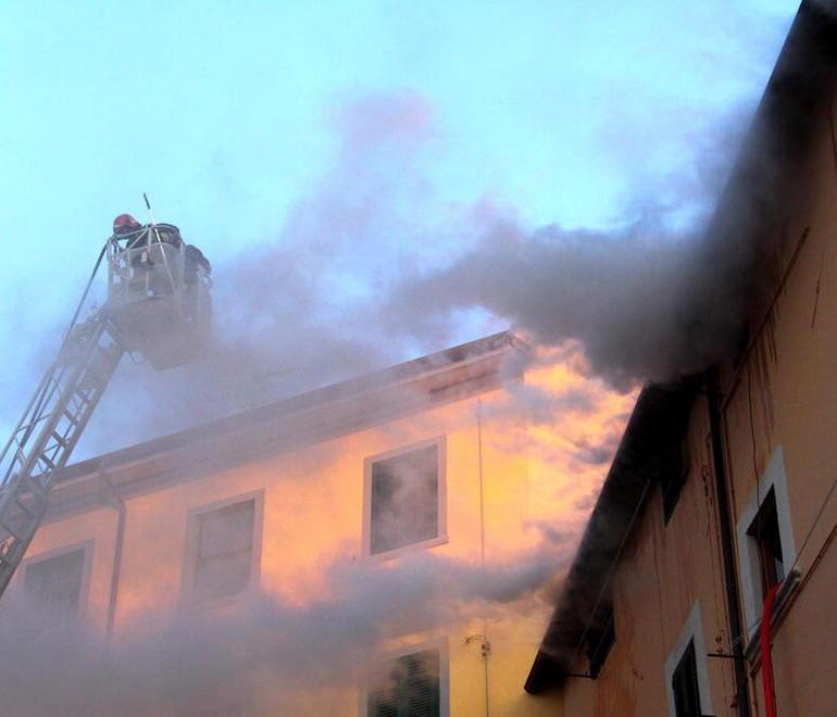 Casa in fiamme all’alba: palazzo evacuato 