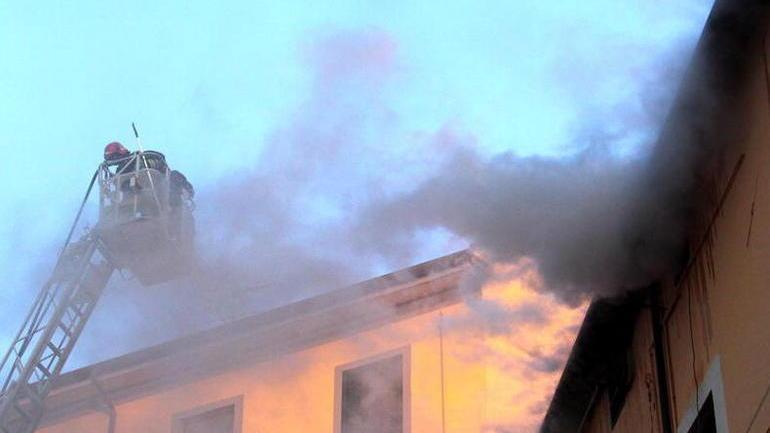 Casa in fiamme all’alba: palazzo evacuato