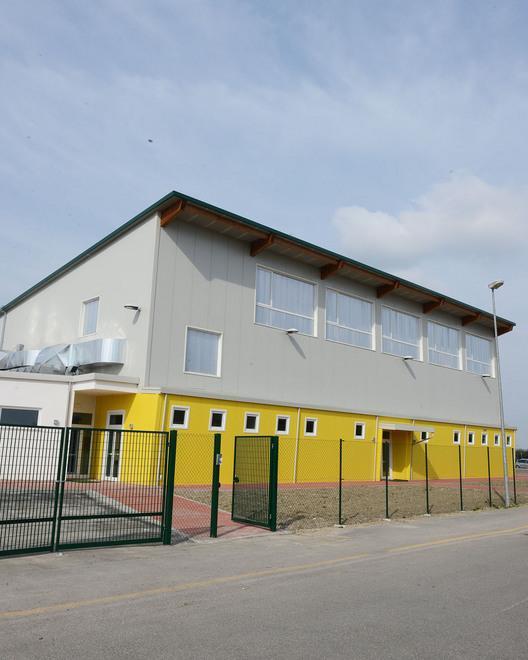 Il nuovo palasport parte tra campioni e bambini 