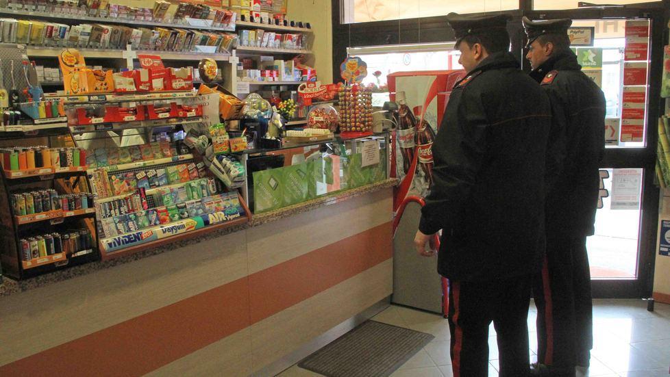 Rapina la tabaccaia e la minaccia col cutter 