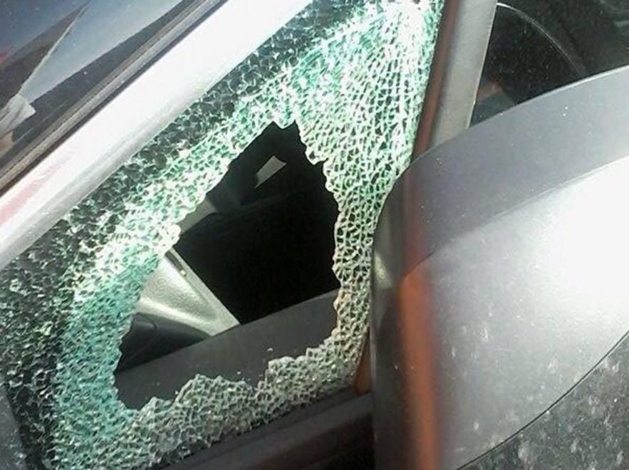 Auto saccheggiata di tutte e quattro le ruote 