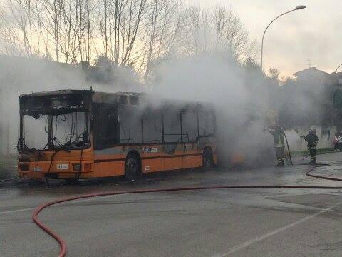 Il bus in fiamme