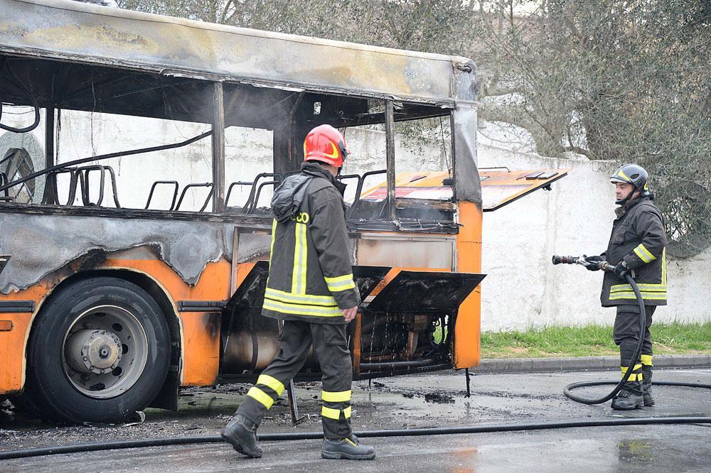 Autobus in fiamme a Cascina, dopo il grande spavento sale la rabbia tra gli utenti