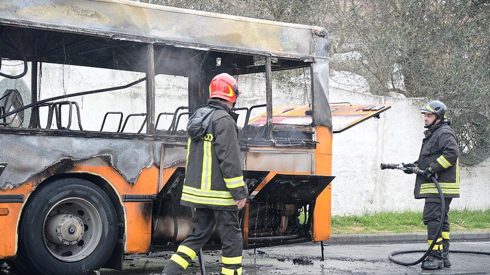 Autobus in fiamme a Cascina, dopo il grande spavento sale la rabbia tra gli utenti