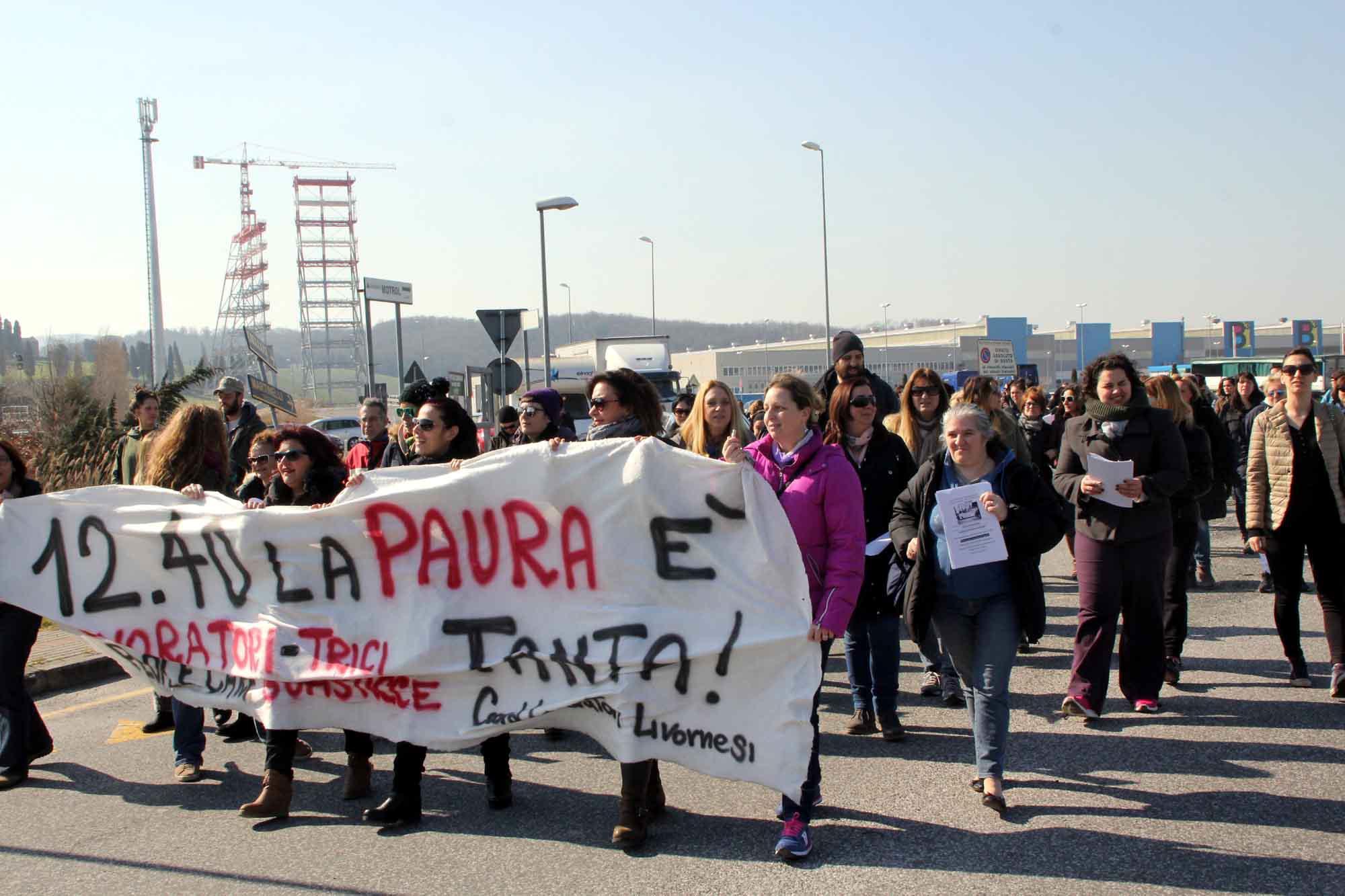 La manifestazione dei dipendenti del call center di Guasticce