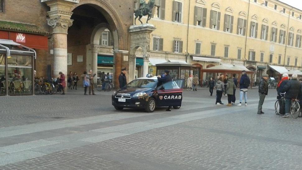 I carabinieri sul posto, in corso Martiri della Libertà