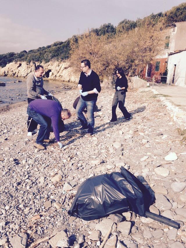 I dipendenti del Parco puliscono la spiaggia dell'Enfola