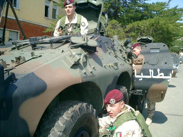 Militari della Folgore al lavoro alla Vannucci