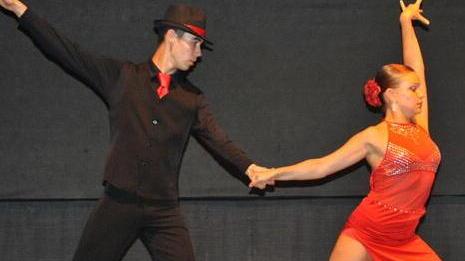 Esplorando il tango con due attori e un musicista