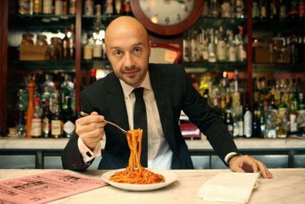 Joe Bastianich con un ottimo piatto di spaghetti al pomodoro, simbolo della cucina made in Italy