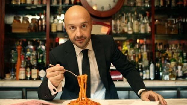 Joe Bastianich con un ottimo piatto di spaghetti al pomodoro, simbolo della cucina made in Italy