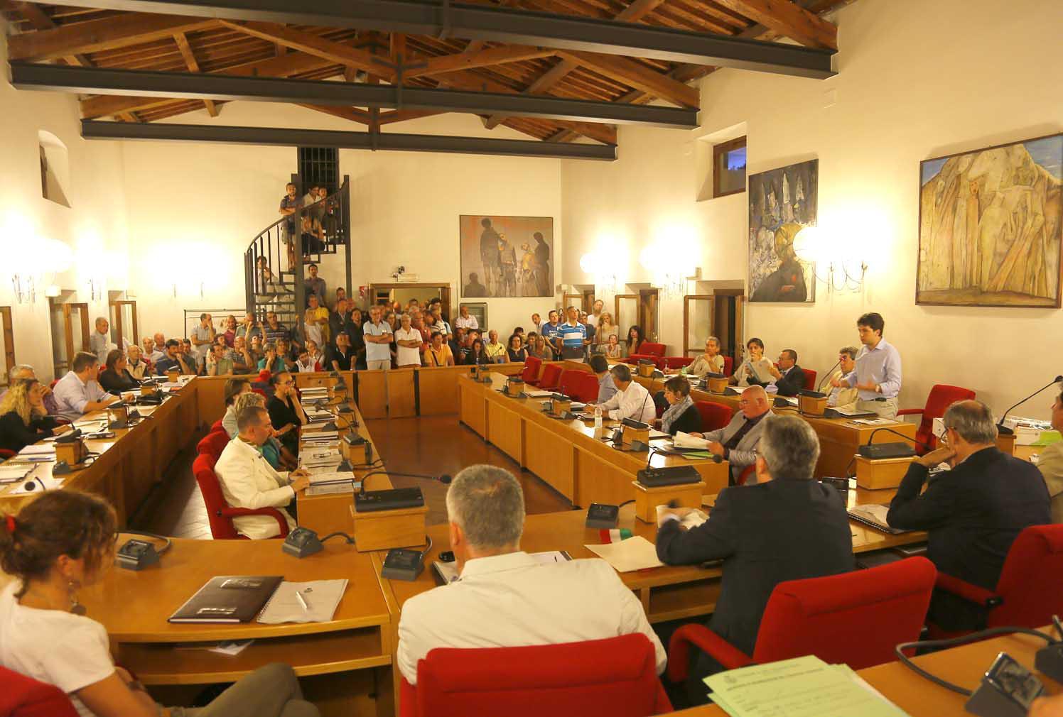 Una riunione del consiglio comunale di San Giuliano