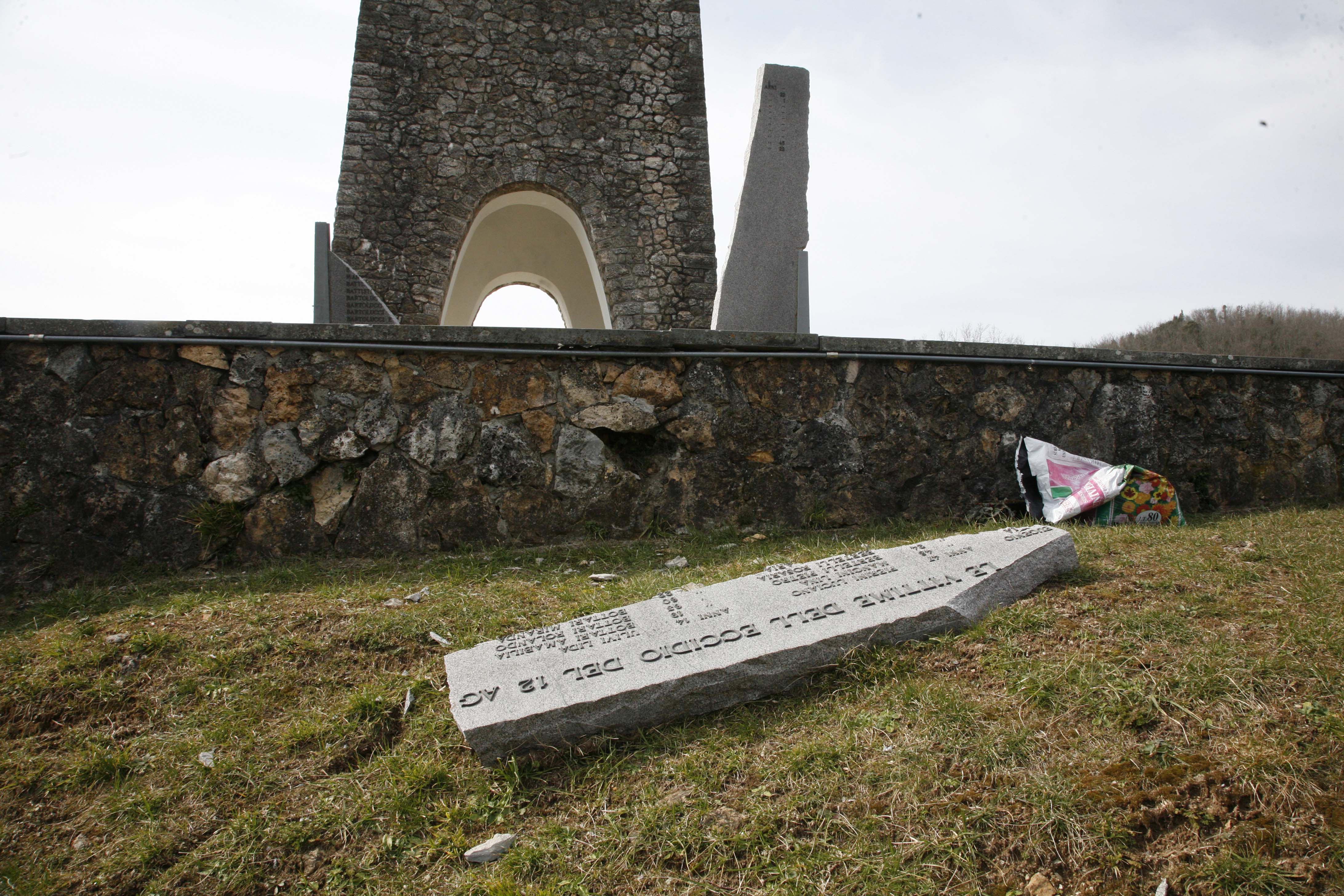 I monumenti di Sant'Anna di Stazzema devastati dalla tempesta di vento