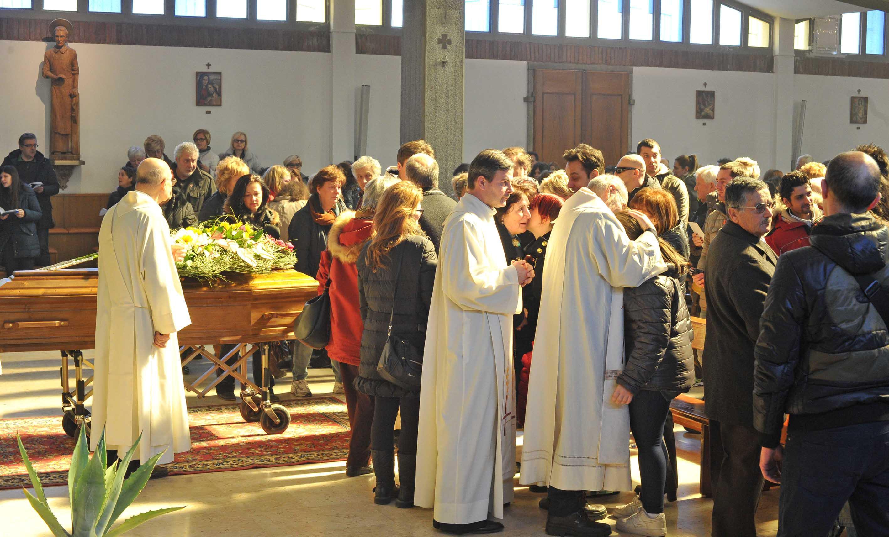 Il commiato a fine omelia per il funerale di Catia Breschi (Foto Gori)