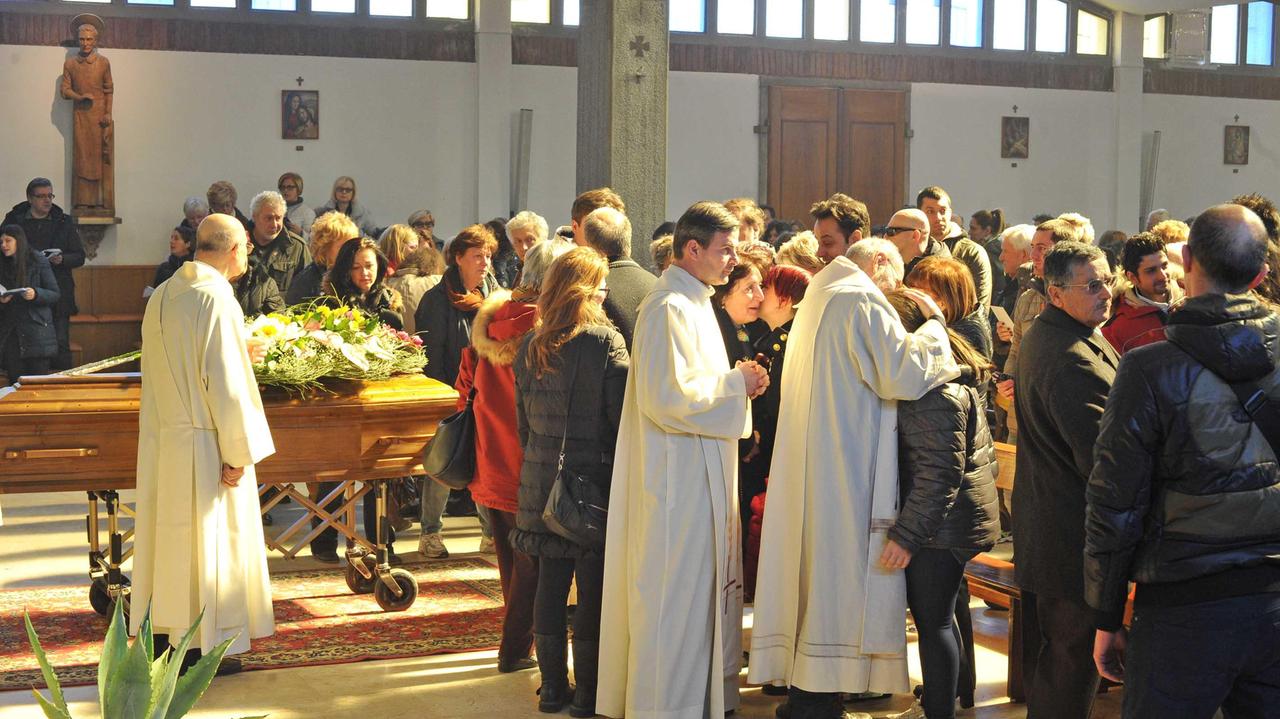 Il commiato a fine omelia per il funerale di Catia Breschi (Foto Gori)