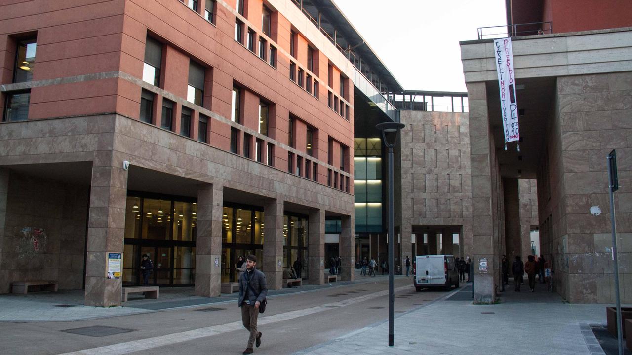 Lo striscione contro Caselli a Novoli (foto Massimo Sestini)