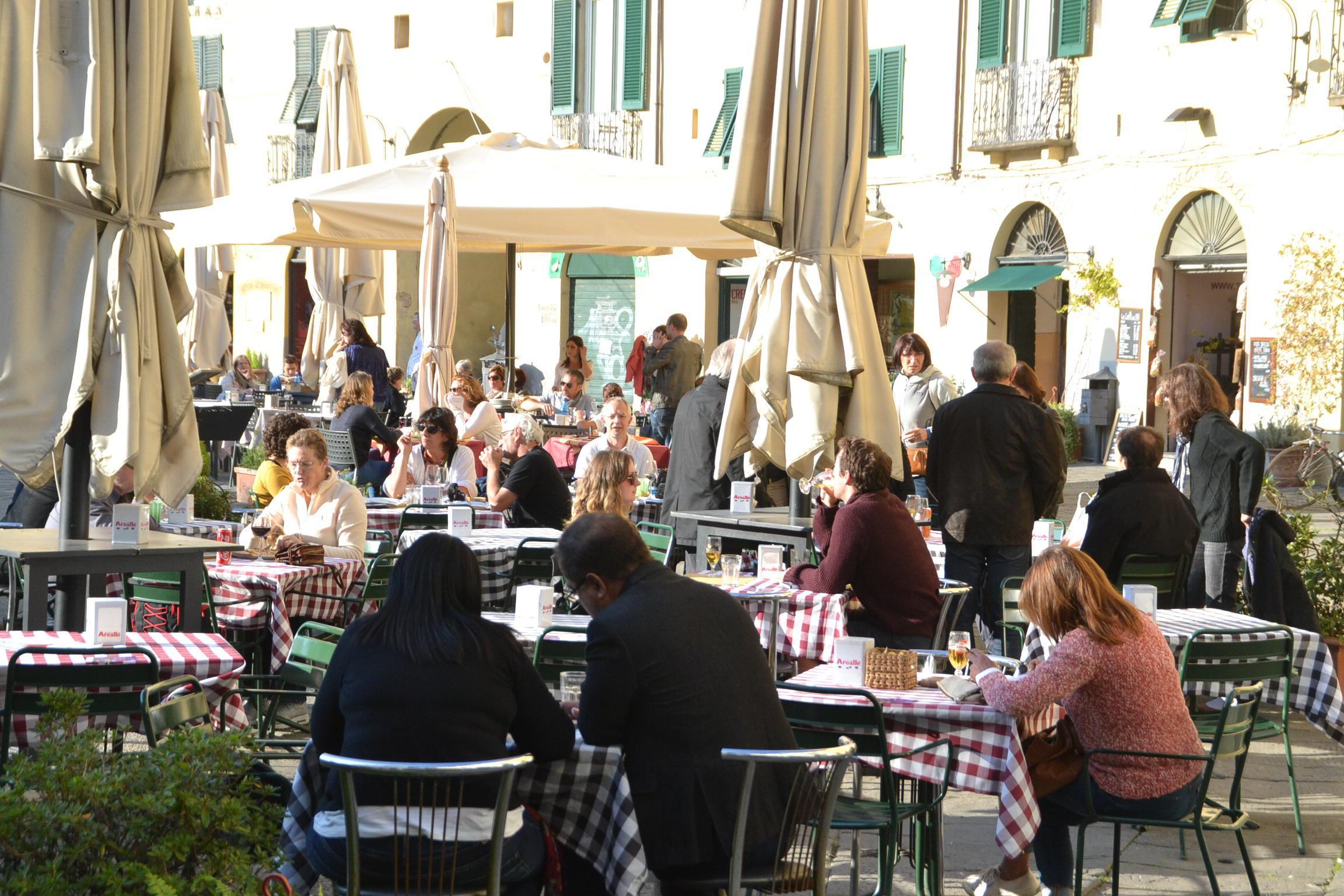 Turisti in piazza San Michele a Lucca