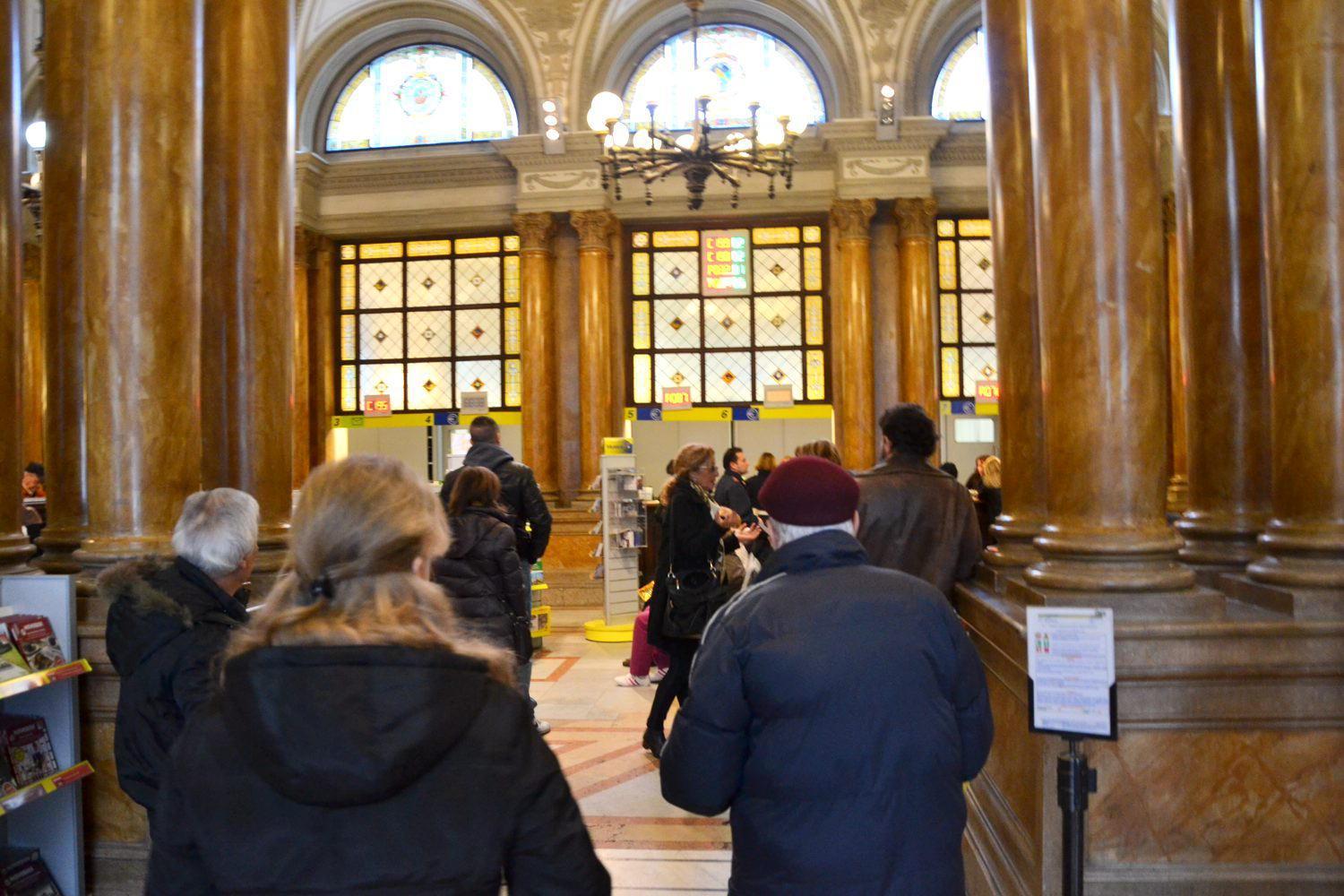 Il salone dell'uffico postale Livorno Centro