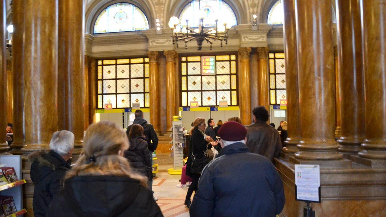 Il salone dell'uffico postale Livorno Centro