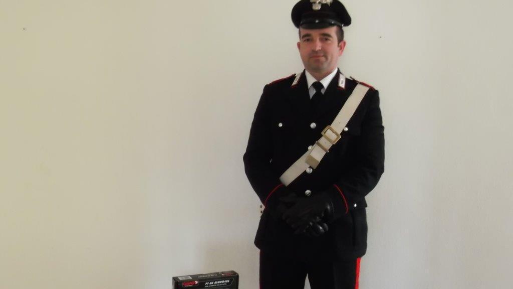 La pistola e le munizioni sequestrate dai carabinieri di Orbetello