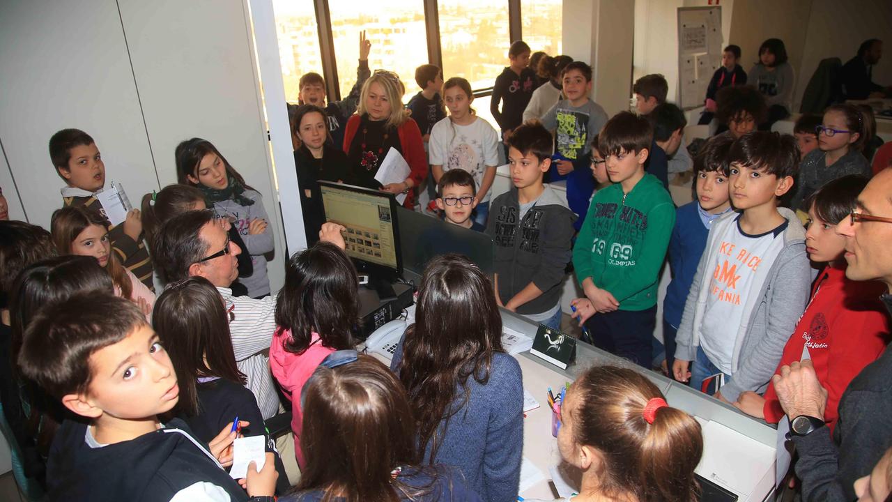 I ragazzi della Calvino insieme alla Gazzetta di Reggio