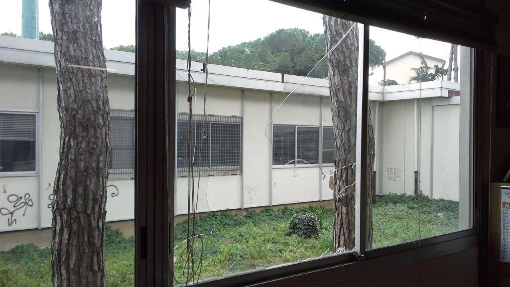 La vetrata rotta dai ladri per entrare all'associazione Don Nesi