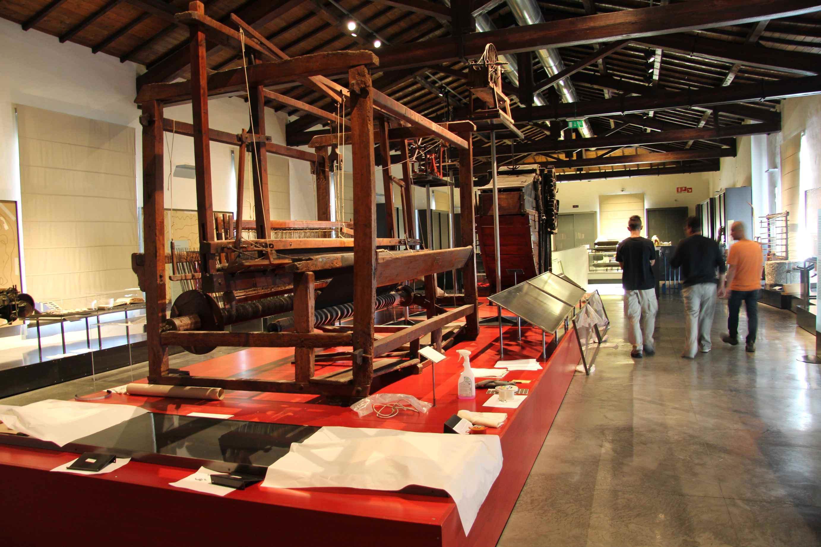 Una delle sale del Museo del Tessuto (foto Btavia)