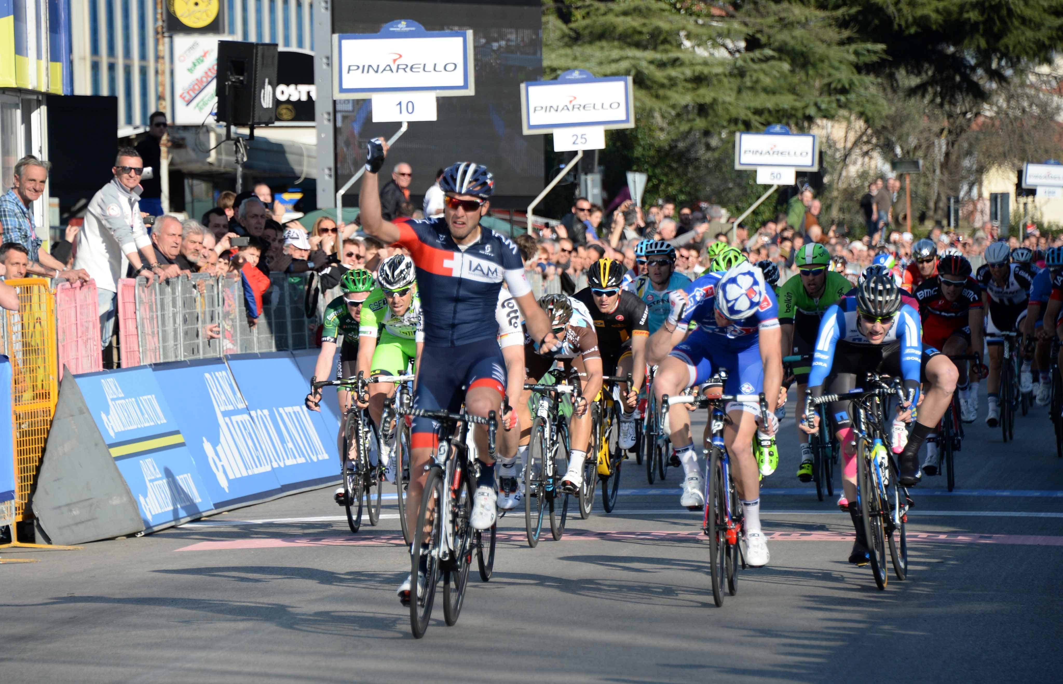 Tirreno-Adriatico edizione 2014: l’arrivo vincente di Matteo Pelucchi sulla fettuccia di Cascina (foto Franco Silvi)