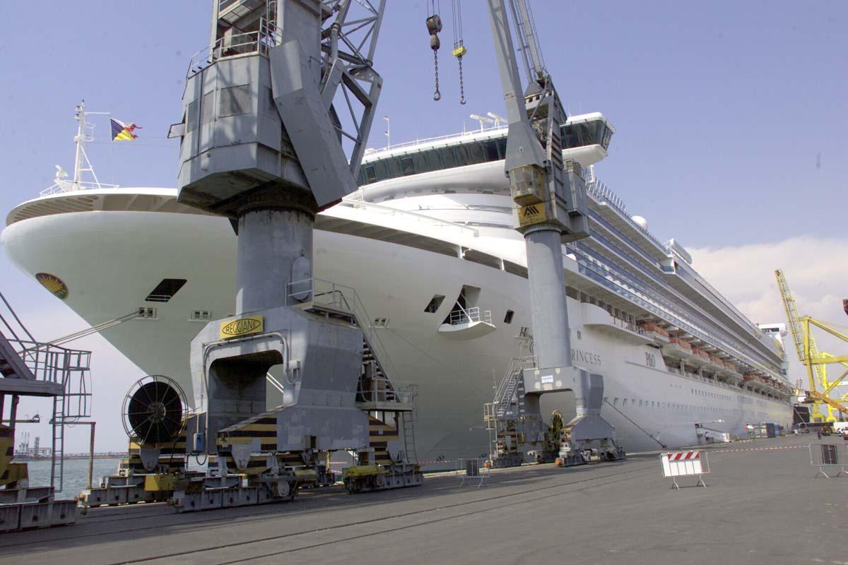 Una nave da crociera attraccata al porto di Livorno