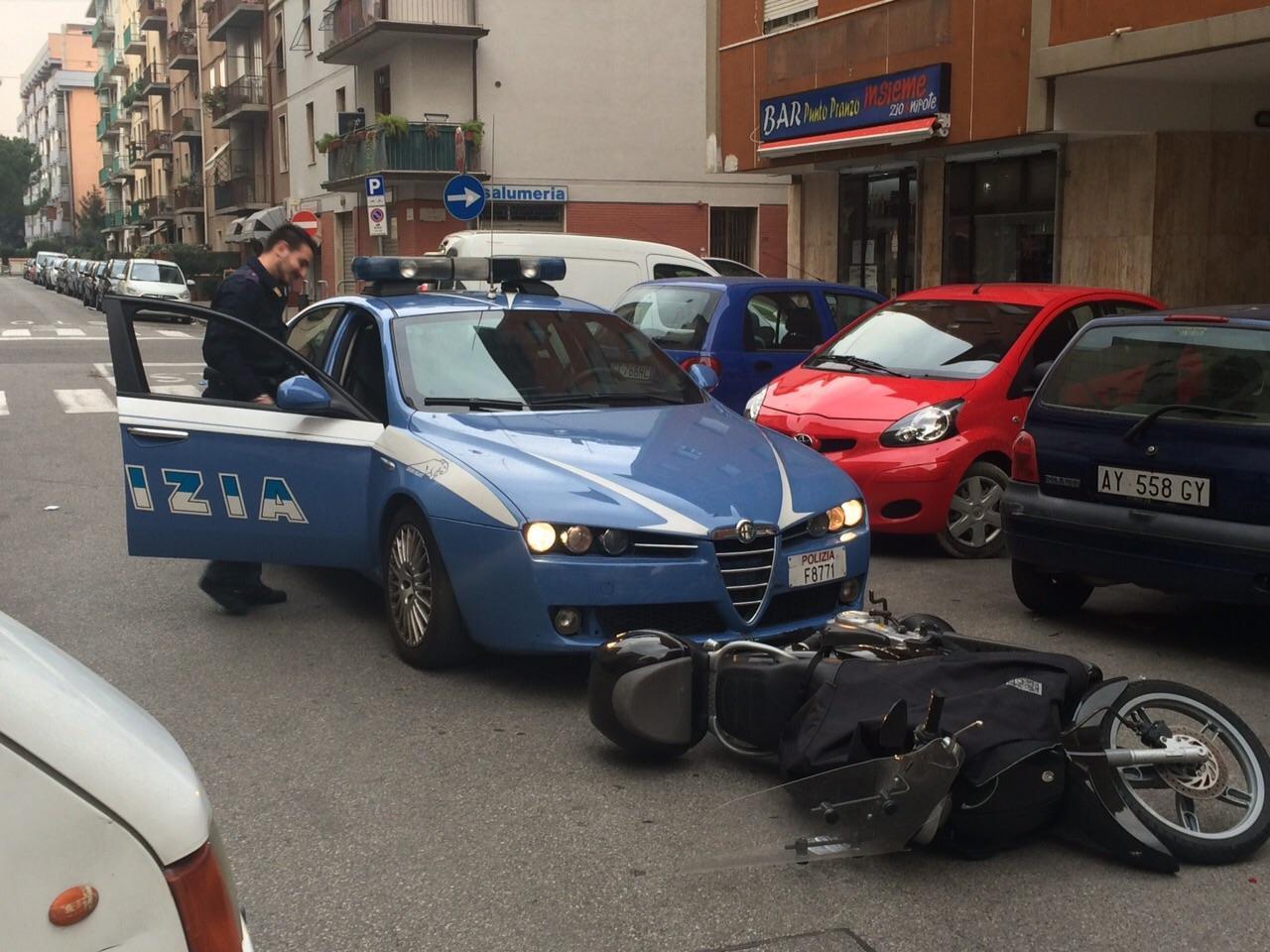 Lo scooter caduto in via Padova davanti alla volante